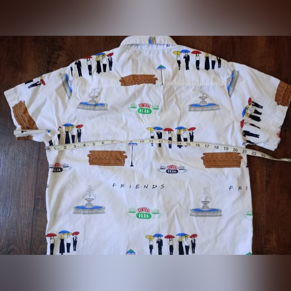 Friends Themed Box Lunch White Short Sleeve Shirt Button Down Size S - Picture 5 of 7